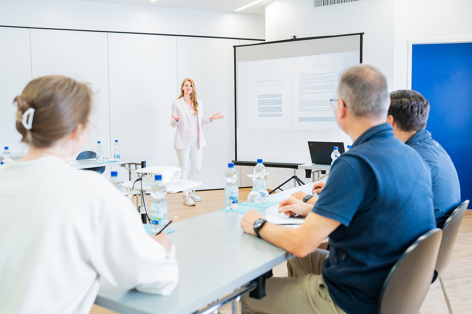 Business Coaching Workshop – Erfolgreich führen lernen Alexandra Schattmaier hält ein Business Coaching für Führungskräfte in einem modernen Seminarraum.